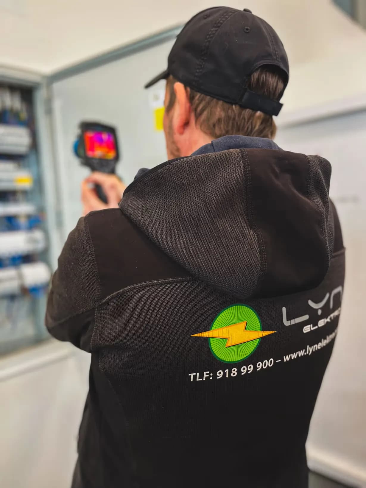 Elektriker fra LYN Elektro sjekker et sikringsskap med et termokamera