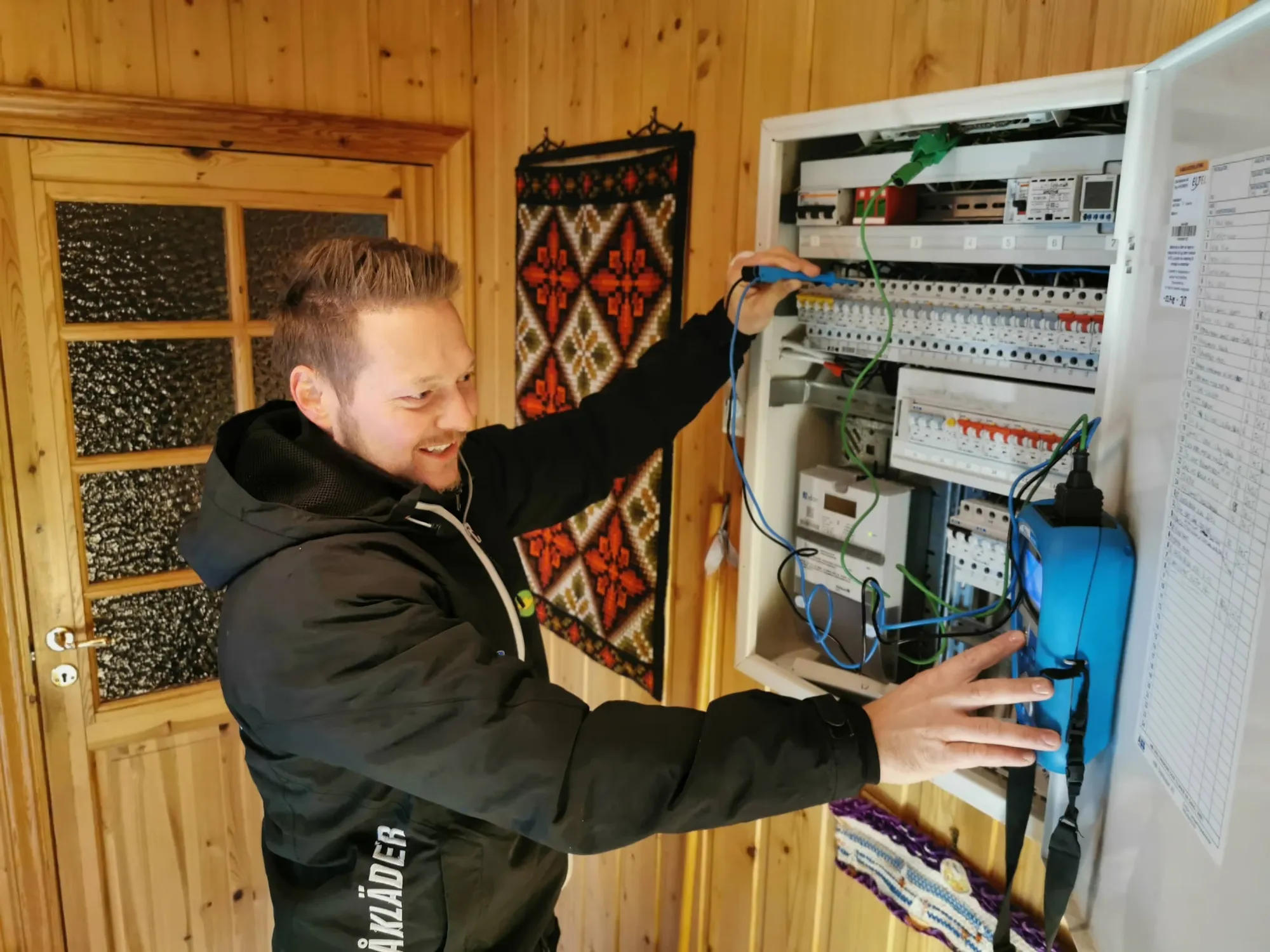 Elektriker fra LYN Elektro arbeider i et åpent sikringsskap