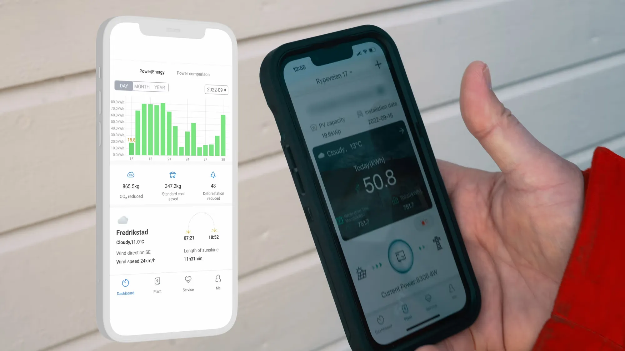 En hånd holder en mobil med en smarthus-app, ved siden av appens skjermbilde