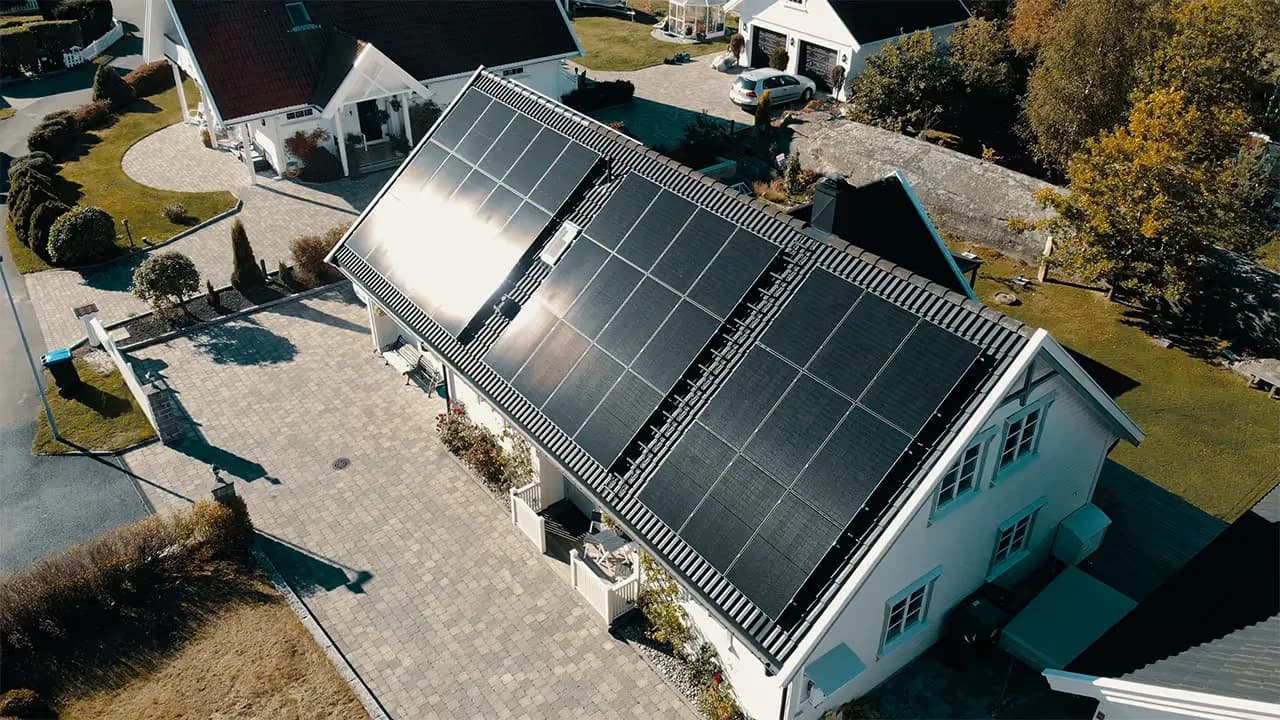 Solcellepaneler på taket av en enebolig, sett ovenfra