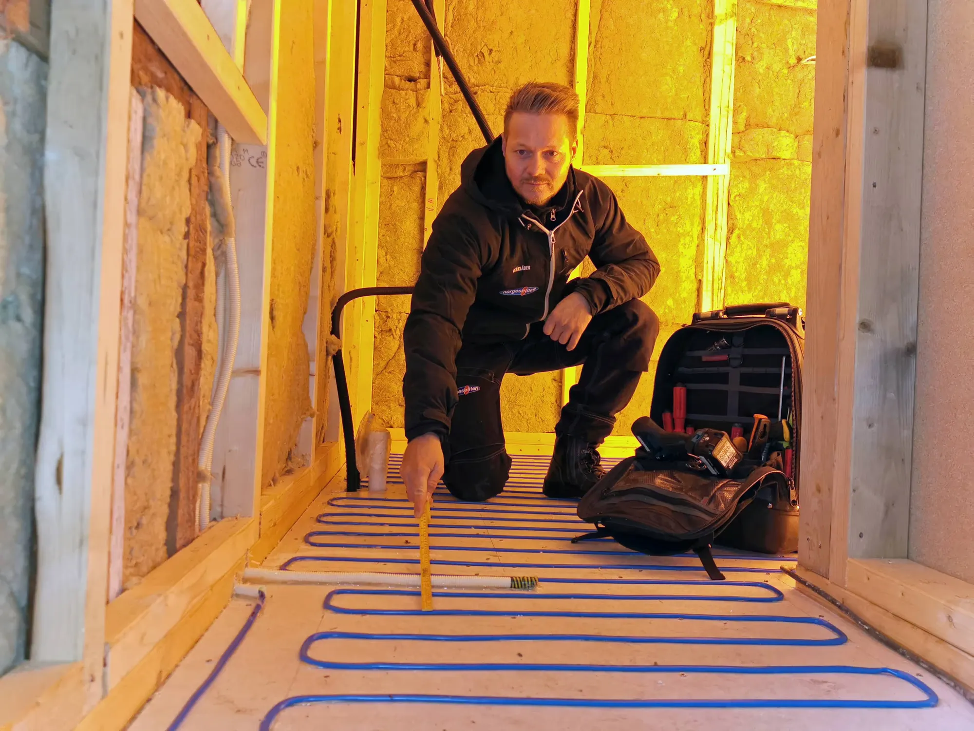 Elektriker fra LYN Elektro legger varmekabler i et gulv
