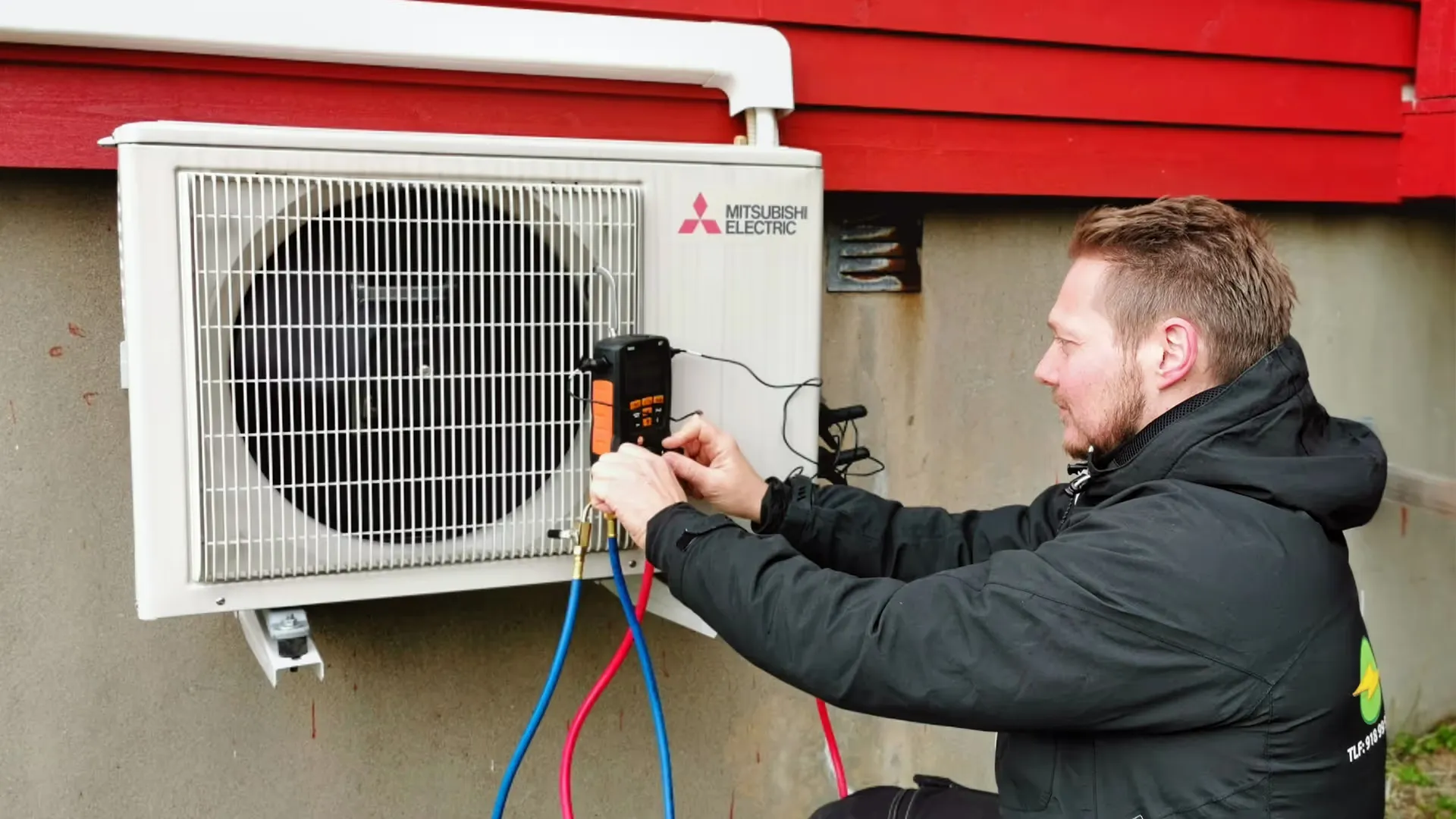 Elektriker fra LYN Elektro kobler til utedelen av en varmepumpe